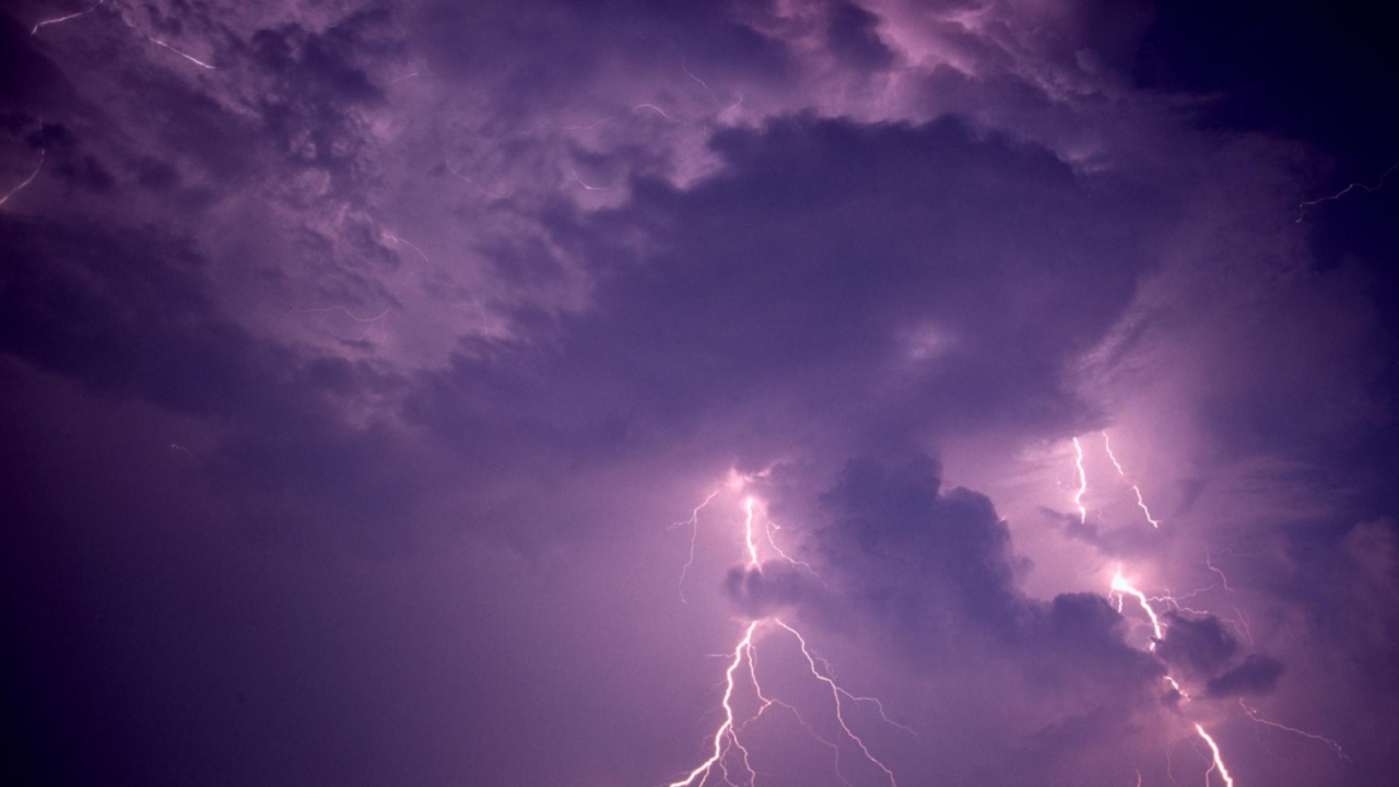 Яркая вспышка молнии