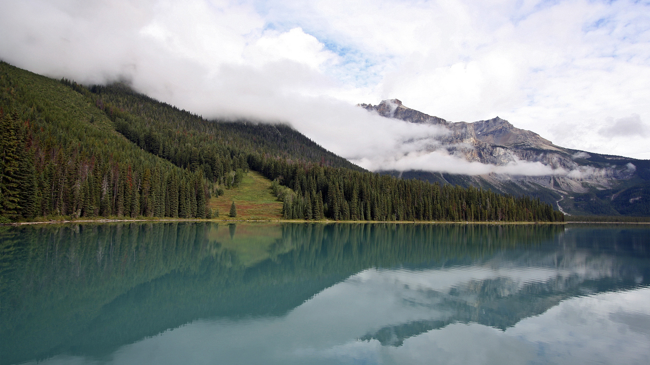Кристально чистое озеро