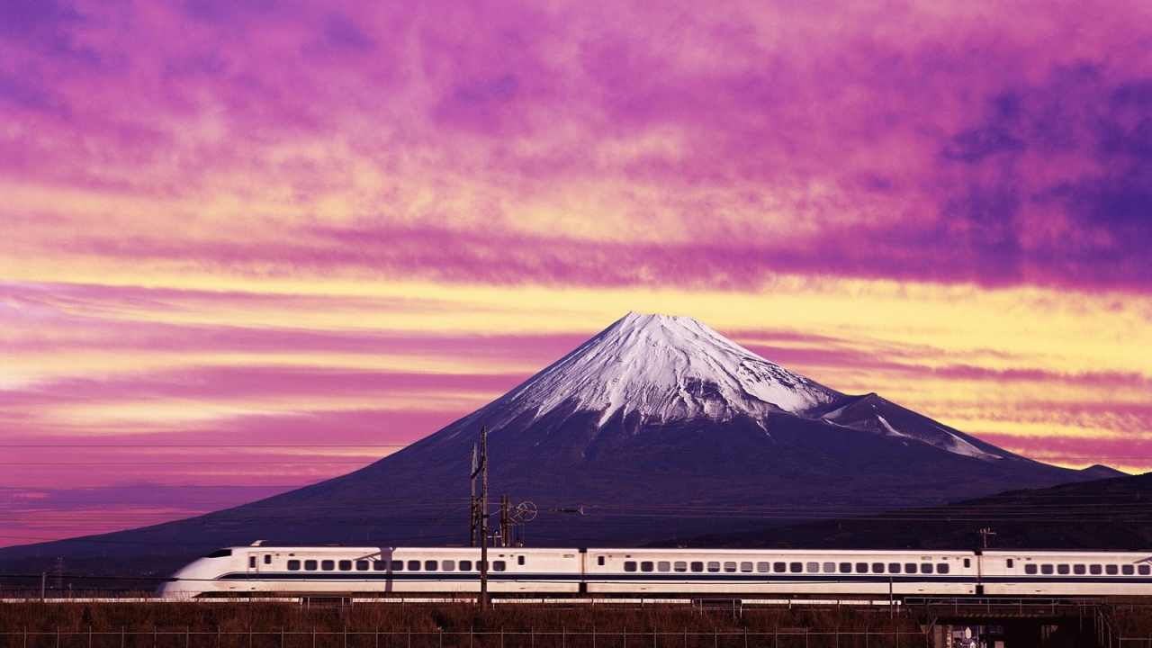 Заснеженная верхушка горы