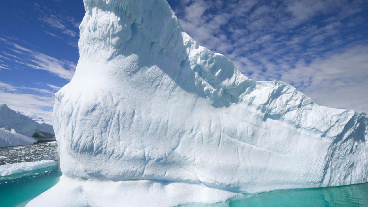 Огромный айсберг