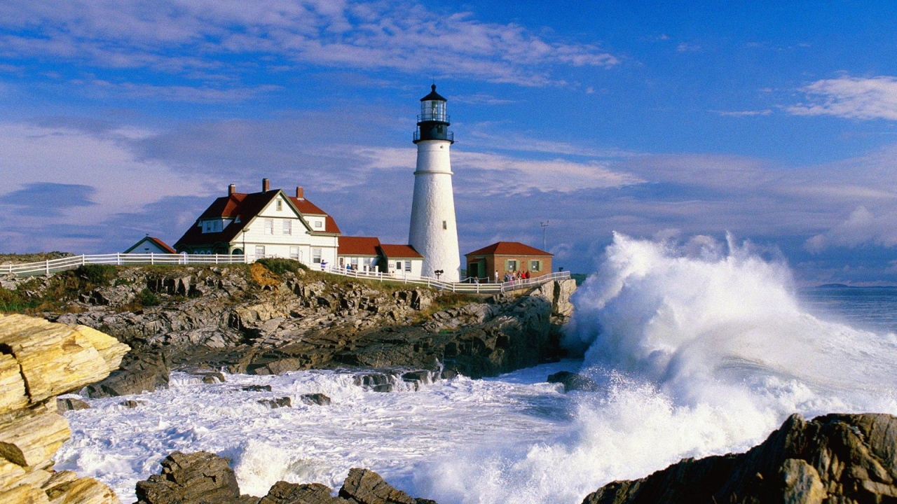 волны у маяка