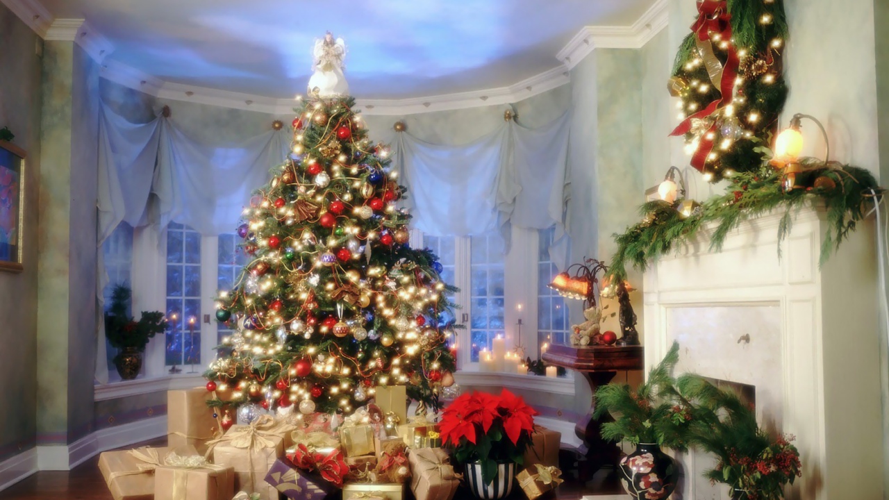 Красивая елка с подарками