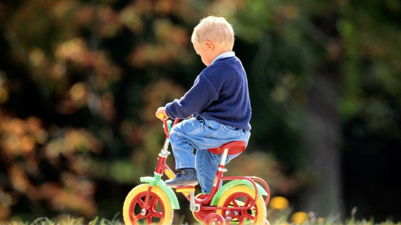 Мальчик на велосипеде