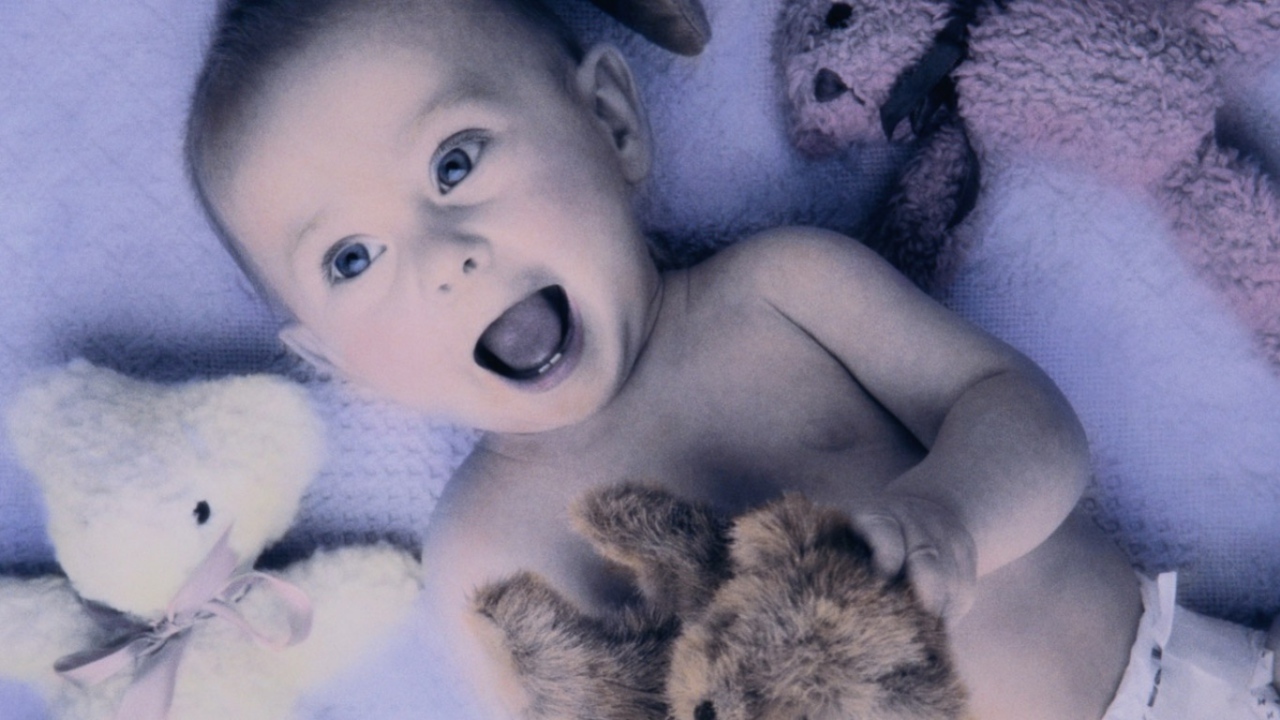 Малыш с игрушкой