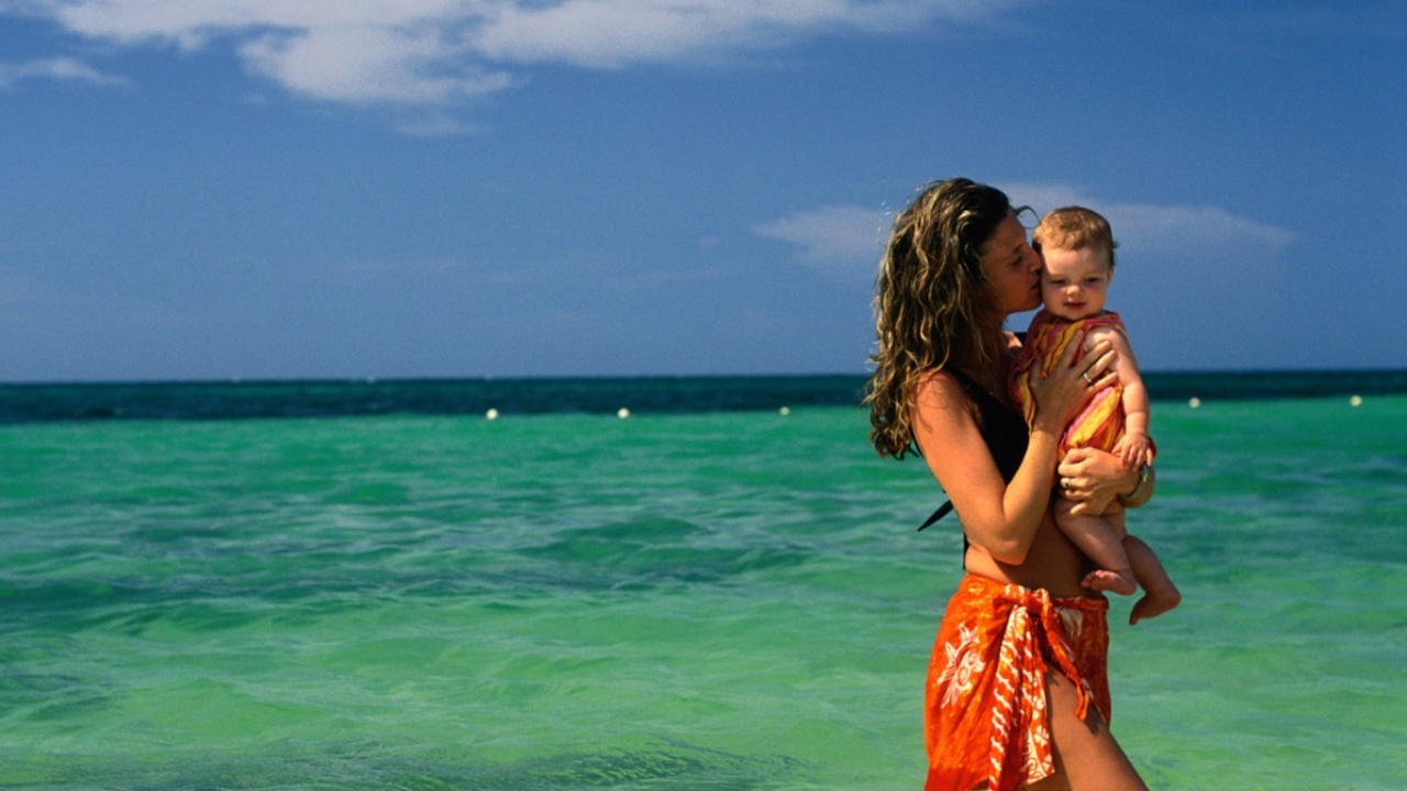 Молодая мама с малышом