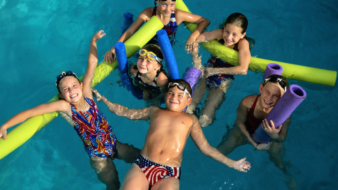 Дети в бассейне