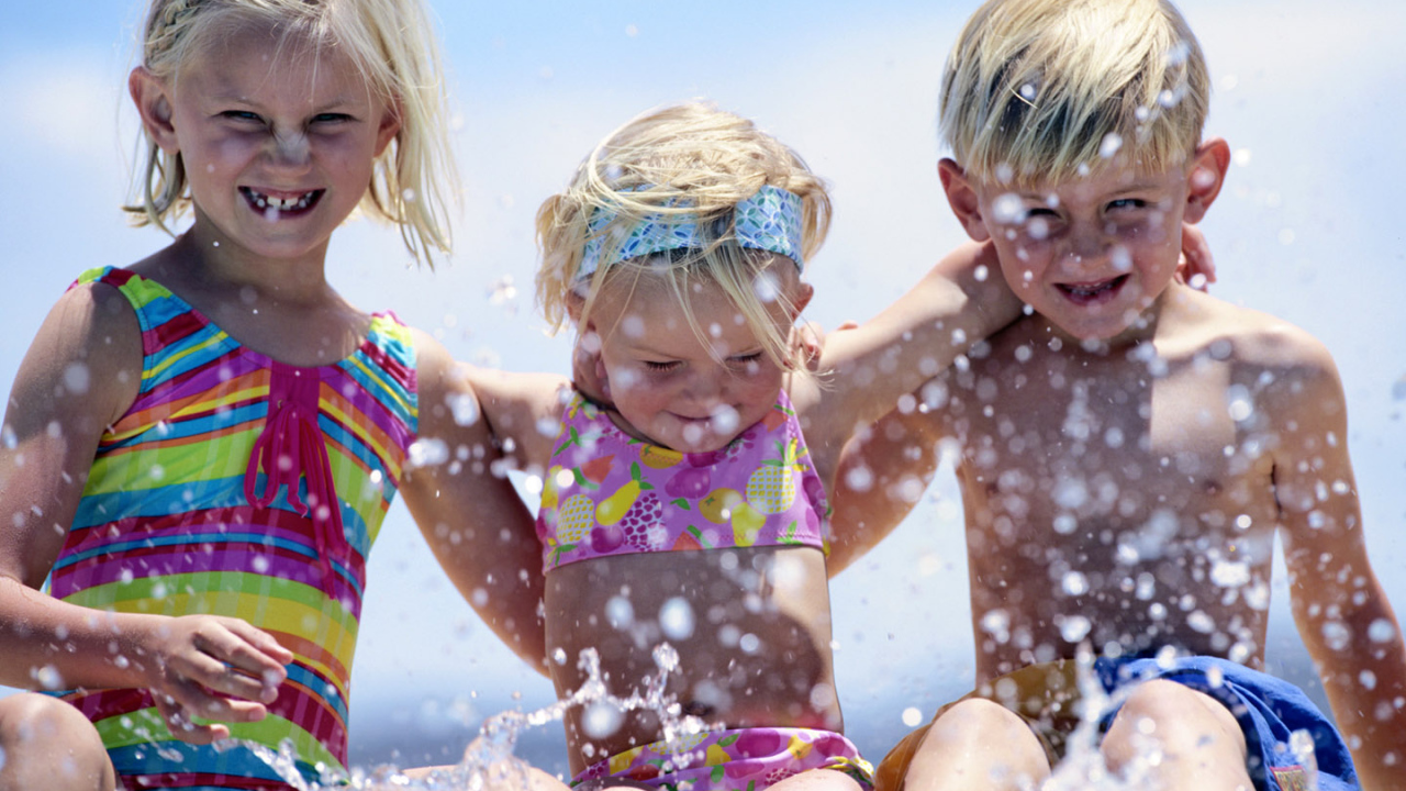 Девочки и мальчик