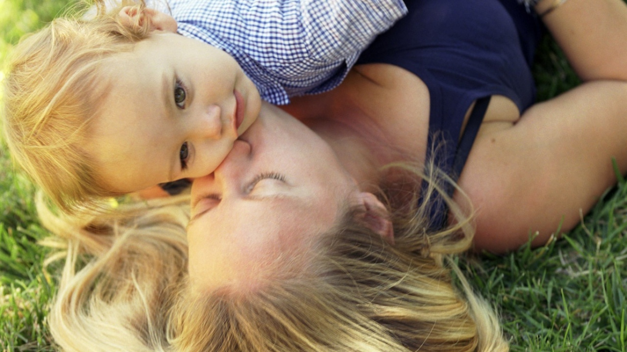 Счастливая мать и ребенок