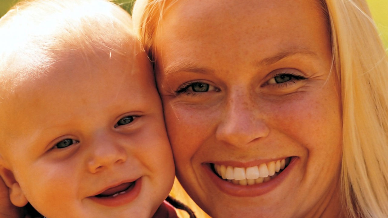 Счастливая мама и ребенок