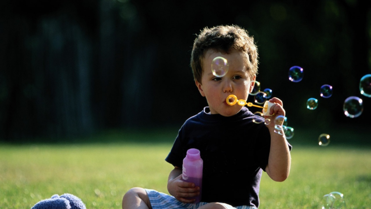 Мальчик и пузыри