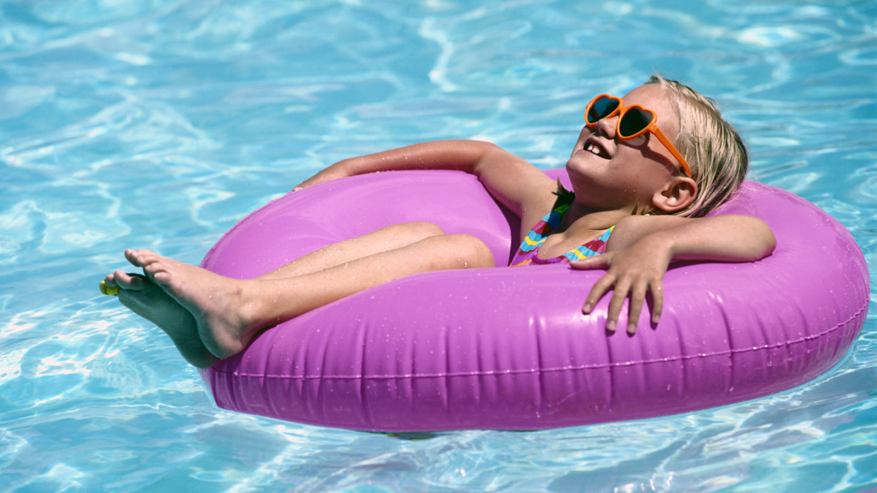 Девочка в бассейне