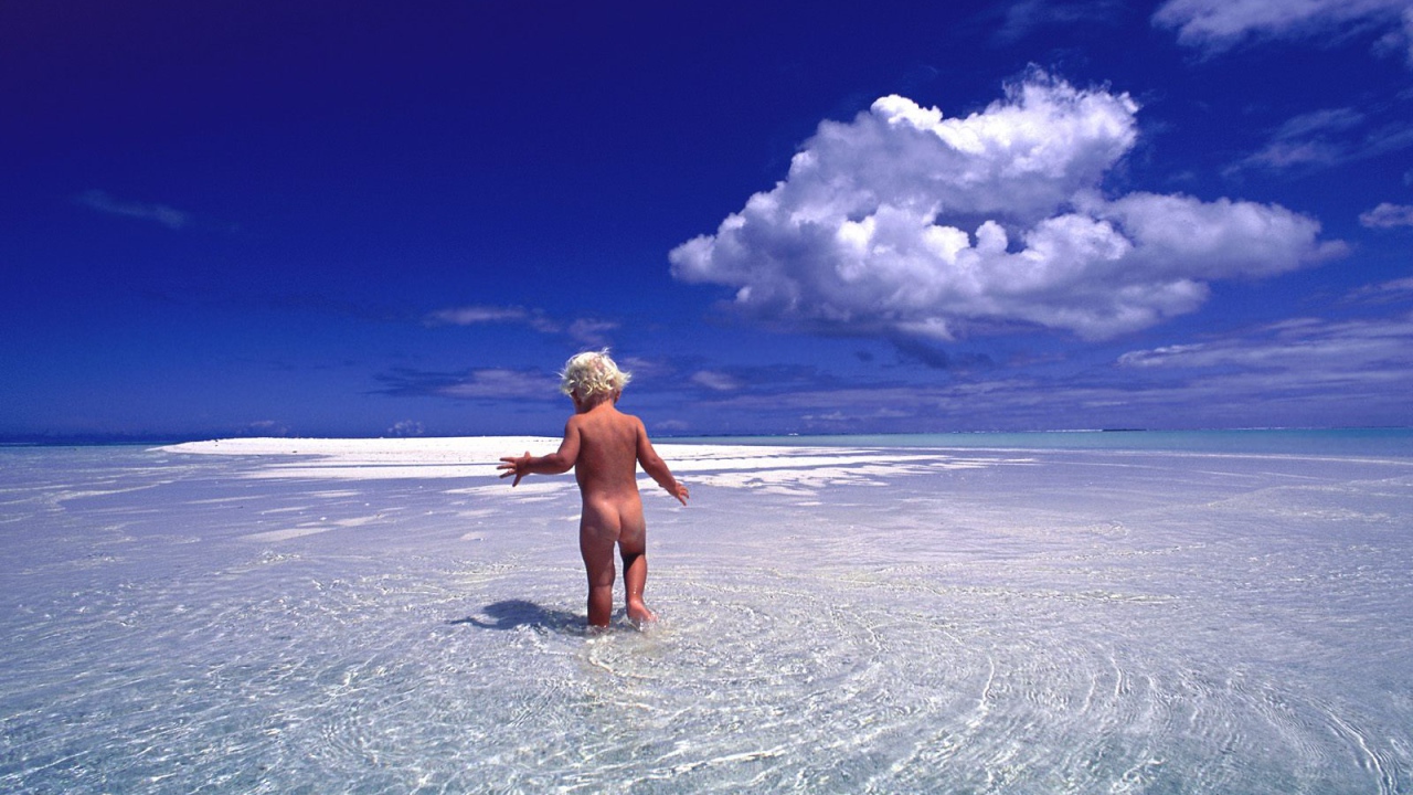 малыш на пляже