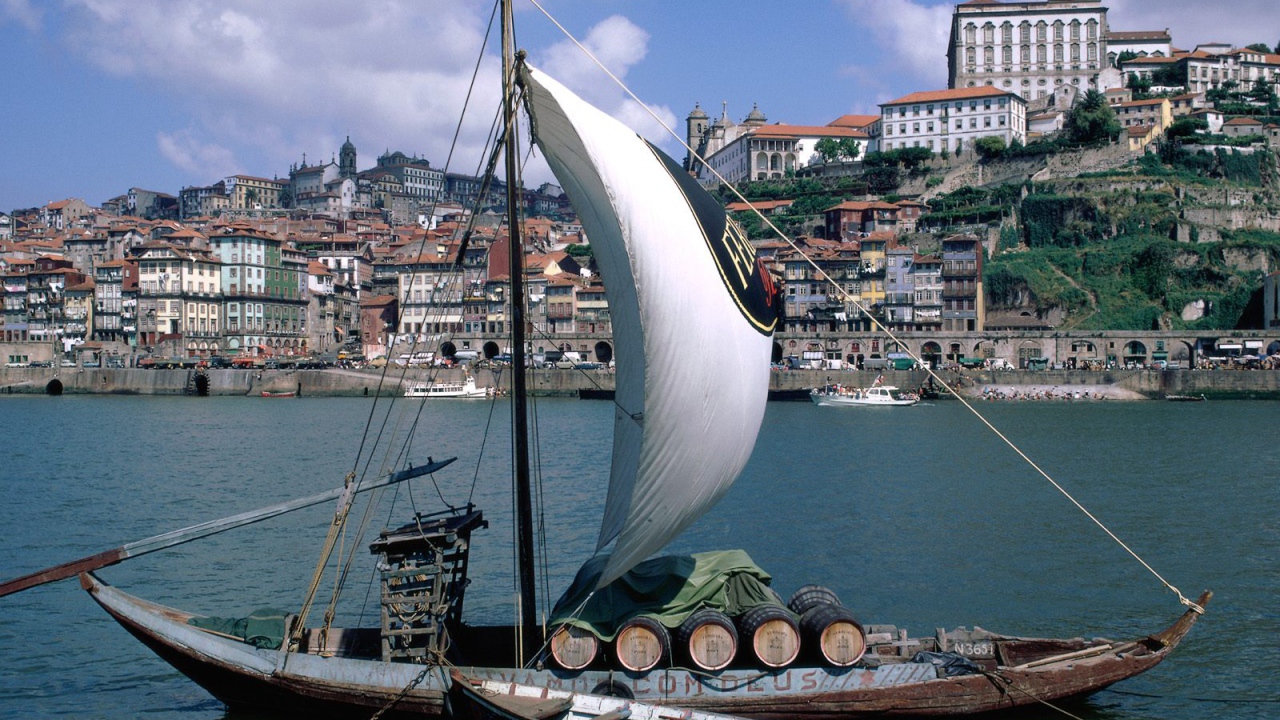 Красивый парусник