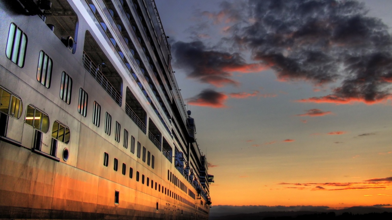 Круизный лайнер на закате