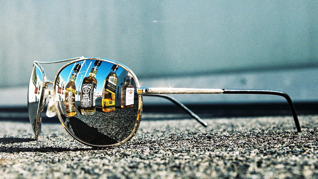 Очки на асфальте