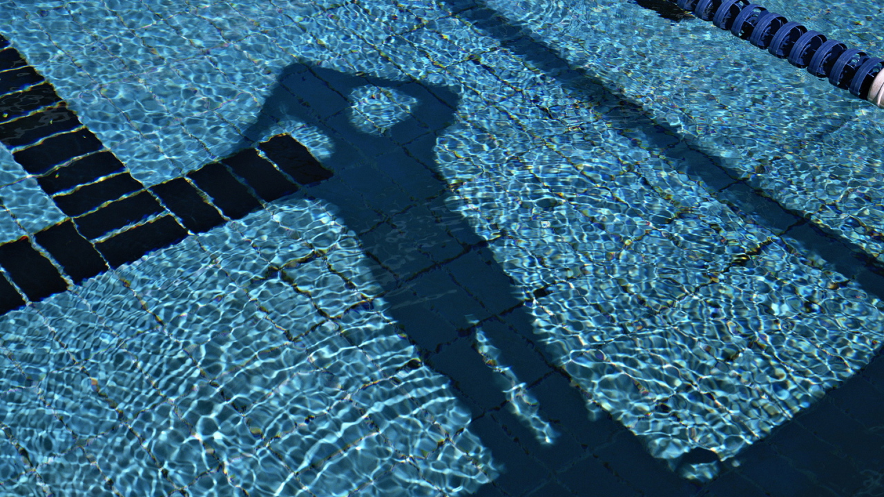 Тень в бассейне