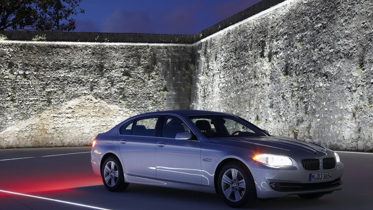 БМВ 5 серии окруженный стеной