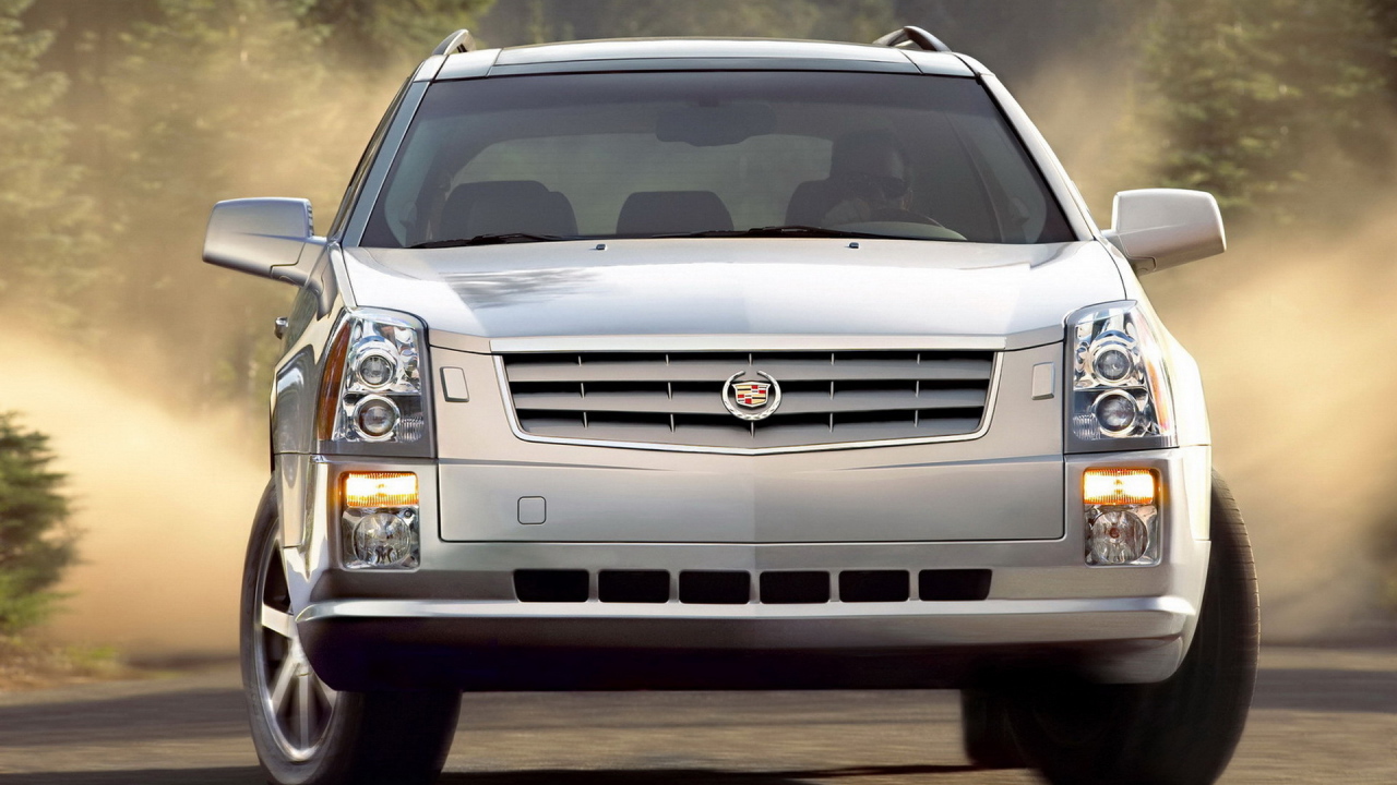 Кадиллак СРХ в лесном массиве