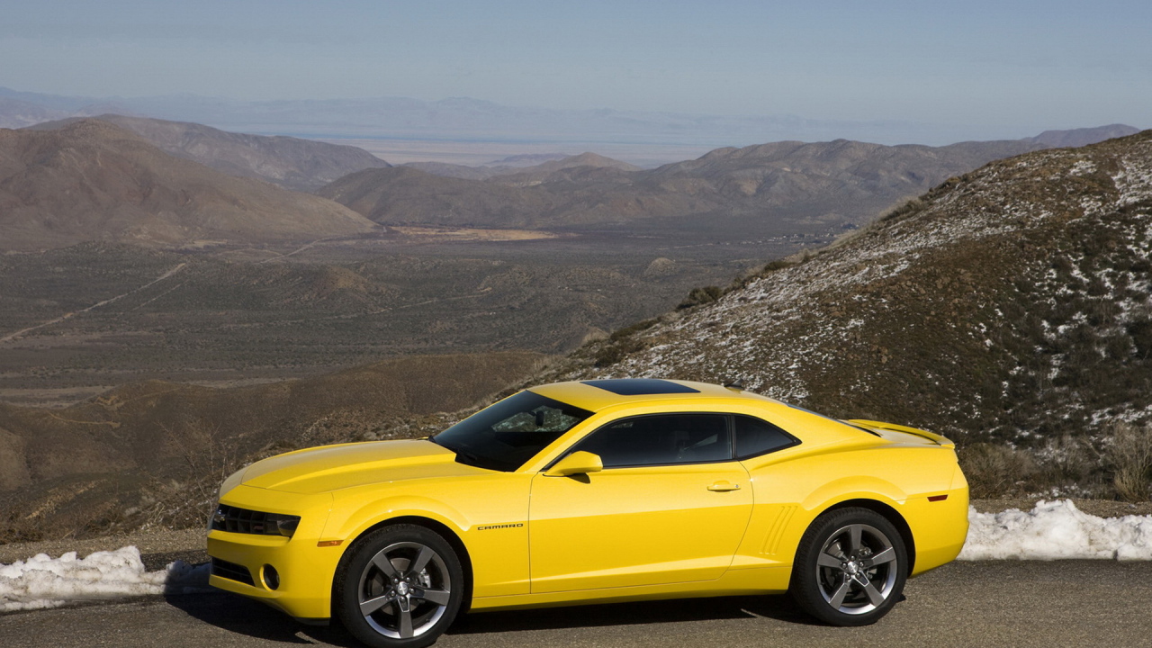 Желтый Шевроле Камаро 2011