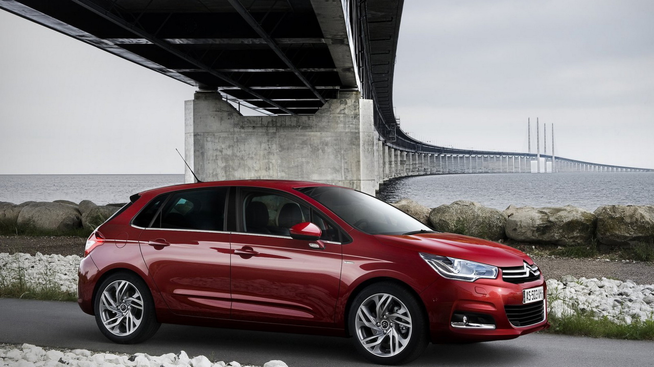 Ситроен С4 под мостом