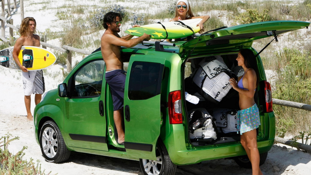 Фиат Фиорино рызграужаясь на пляже