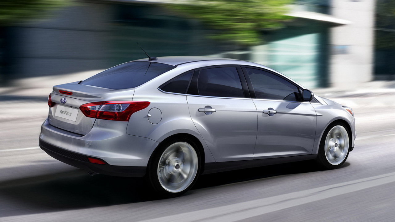 Форд Фокус Седан в движении 2011