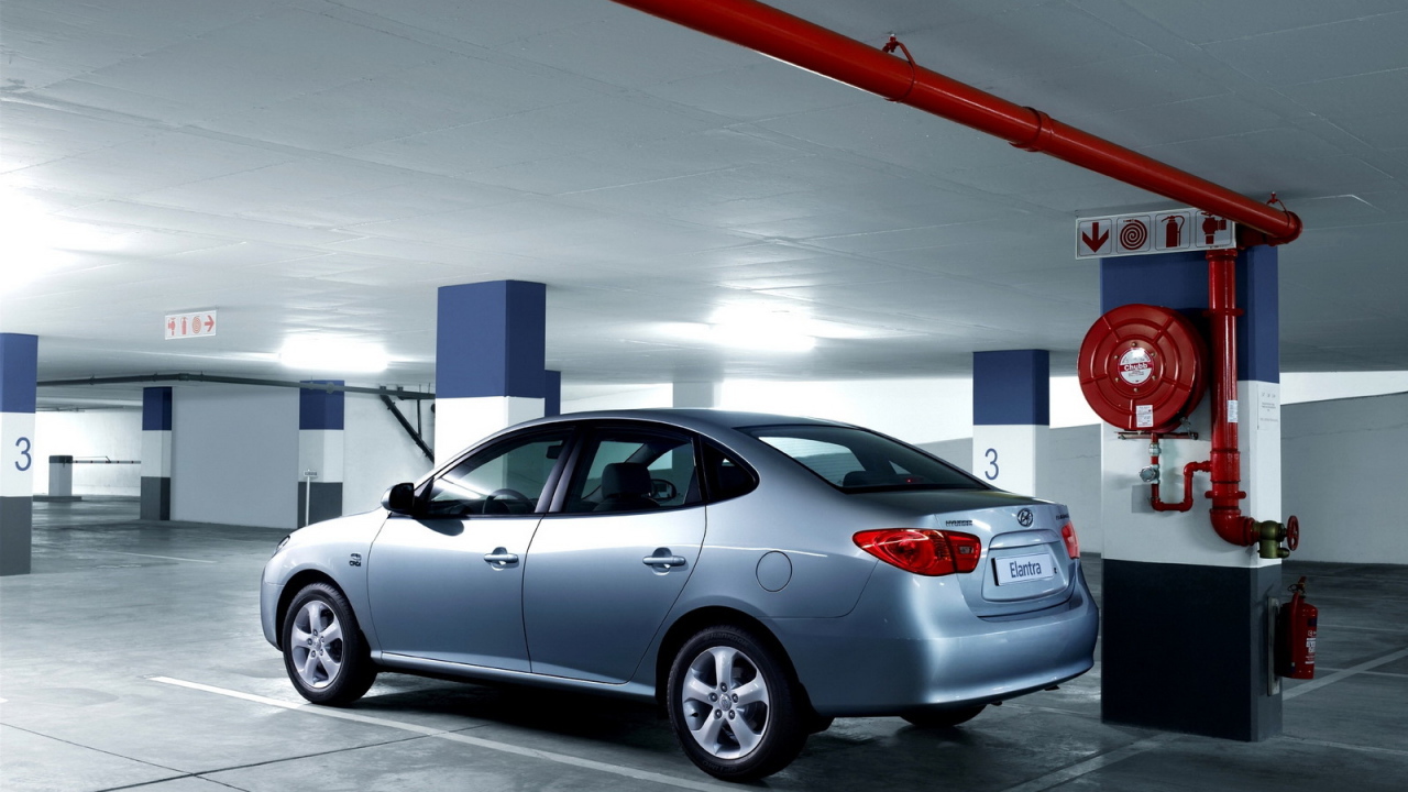 Хендай Элантра в подземном гараже