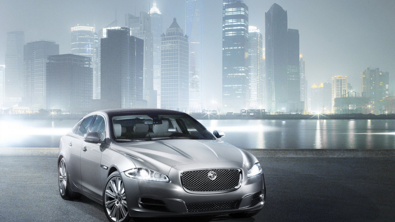 Jaguar XJ на фоне города