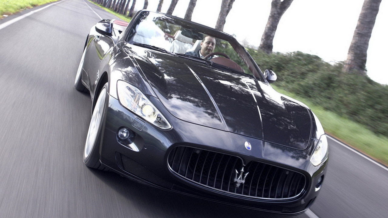Мазерати ГранКабрио движение в даль