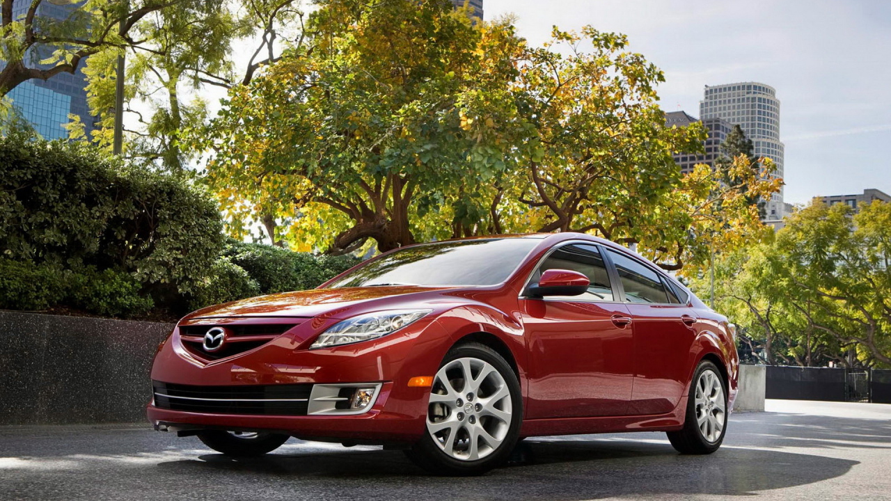 Мазда 6 в городском парке