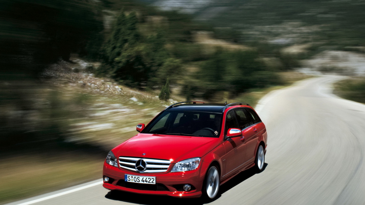 Mercedes Benz C 350 Estate на вьющейся дороге