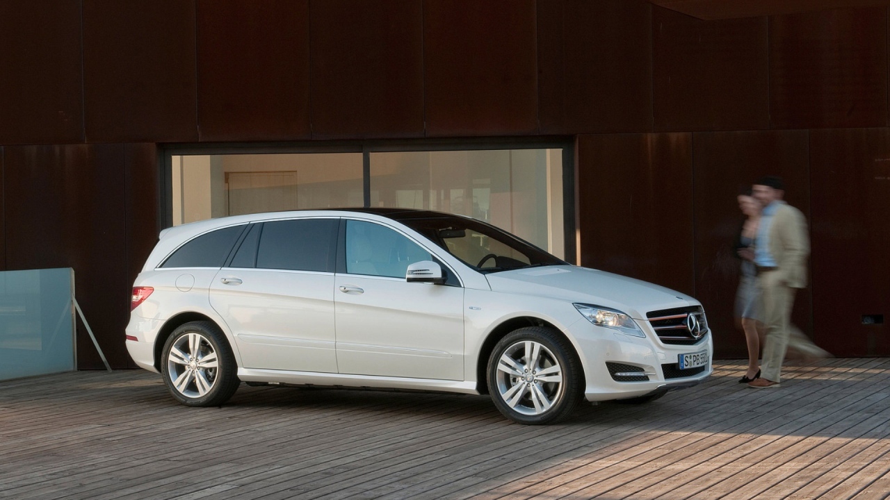 Мерседес Бенц Р класс дожидаясь начала движения