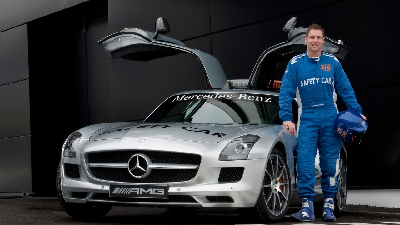 Mercedes Benz SLS AMG F1 перед треком