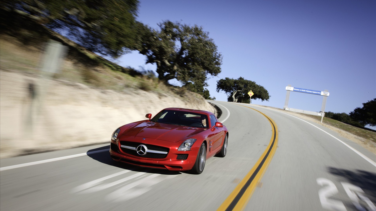 Красный Мерседес на дороге