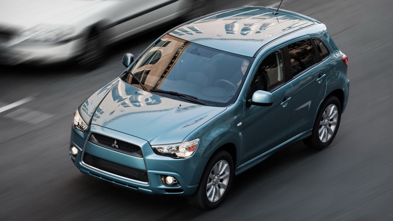 Митсубиши CUV движение по улице