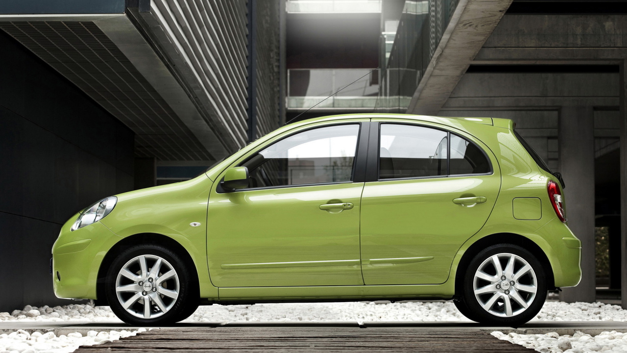 Ниссан Микра на паркинге