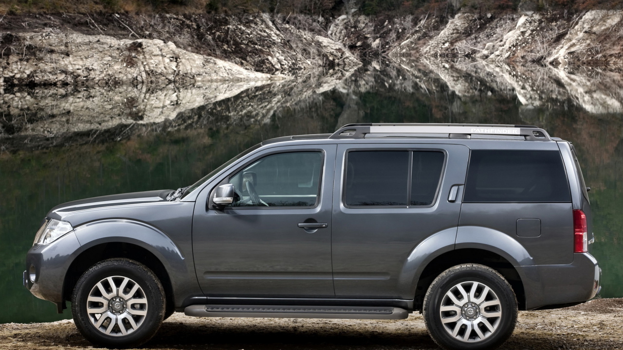 Ниссан Патфиндер возле озера