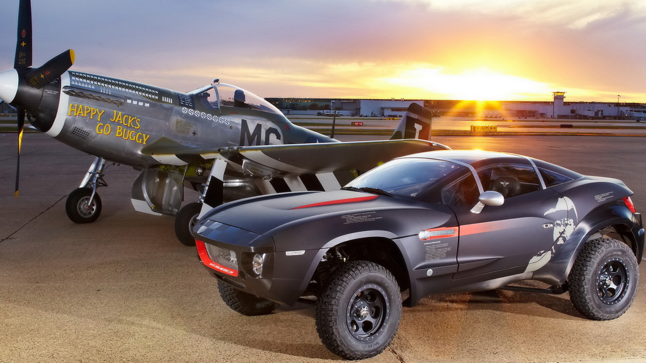 Local Motors Rally на фоне самолета