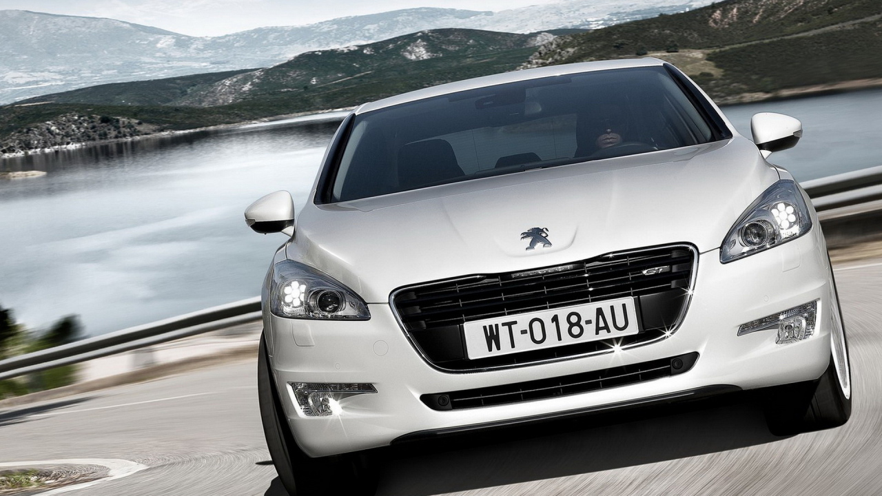 Белый Пежо 508