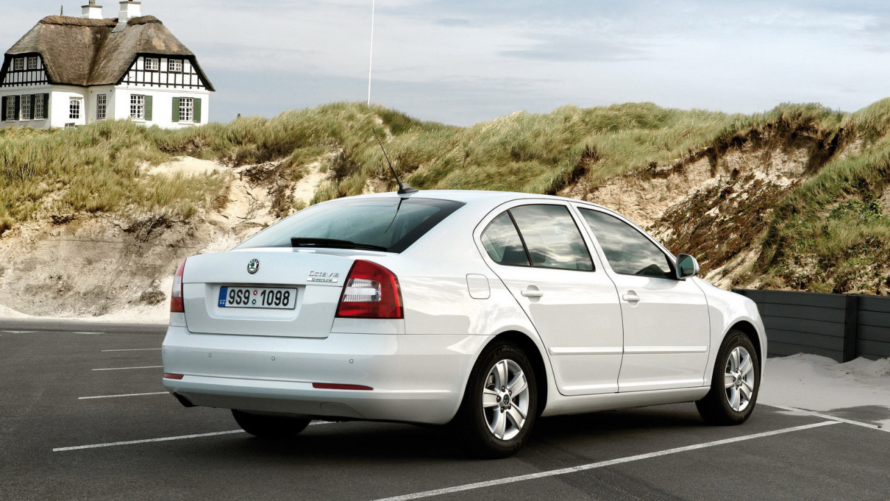 Skoda Octavia на парковке