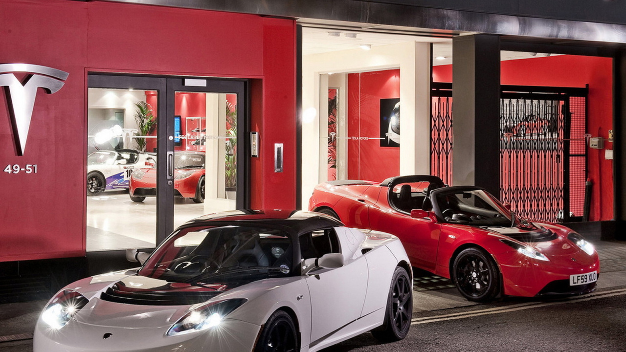 Tesla Roadster возле автосалона