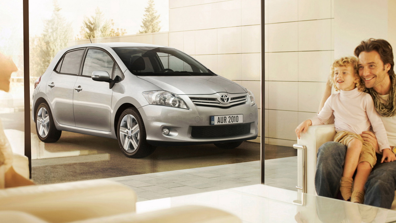 Toyota Auris возле дома