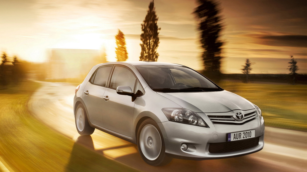 Тойота Аурис по дороге в пригороде