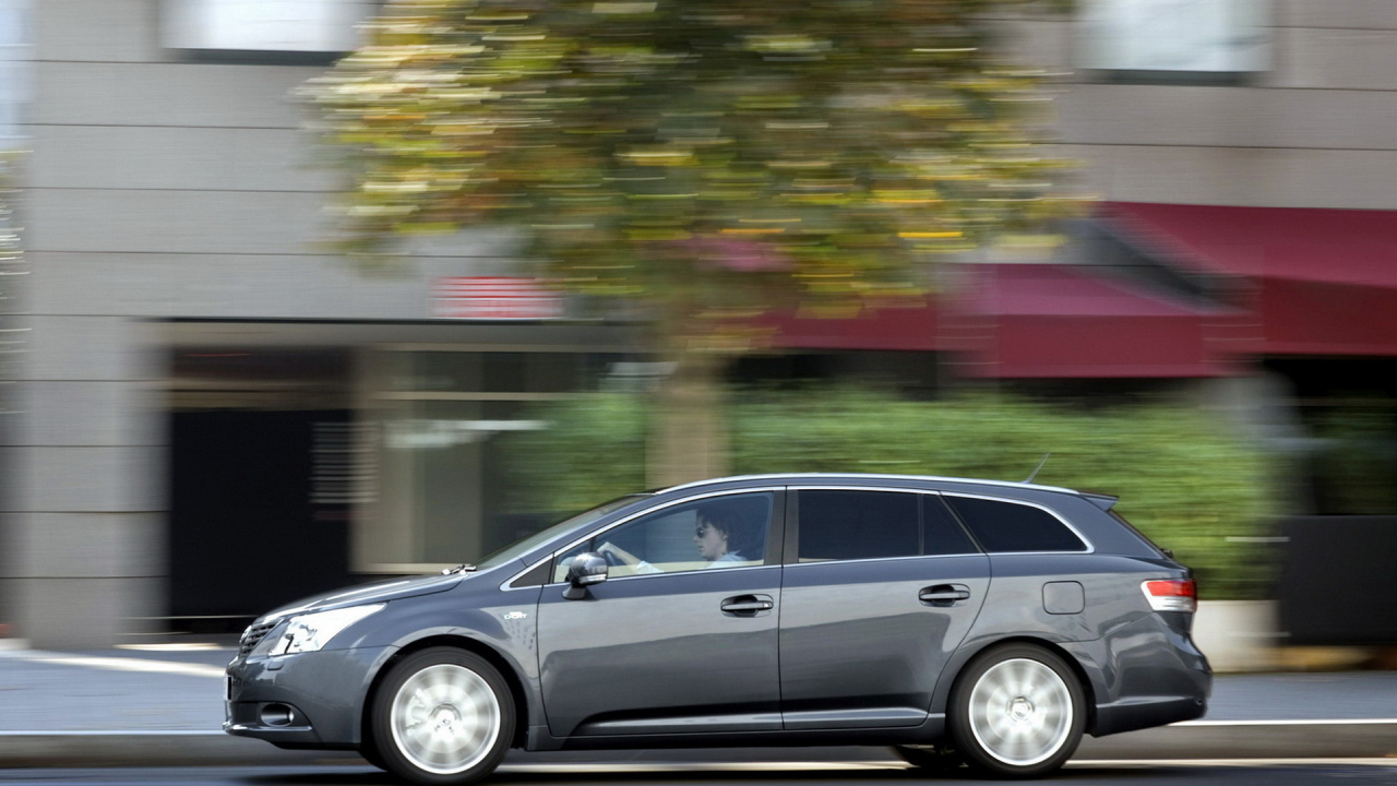 Тойота Авенсис двигаясь по улице