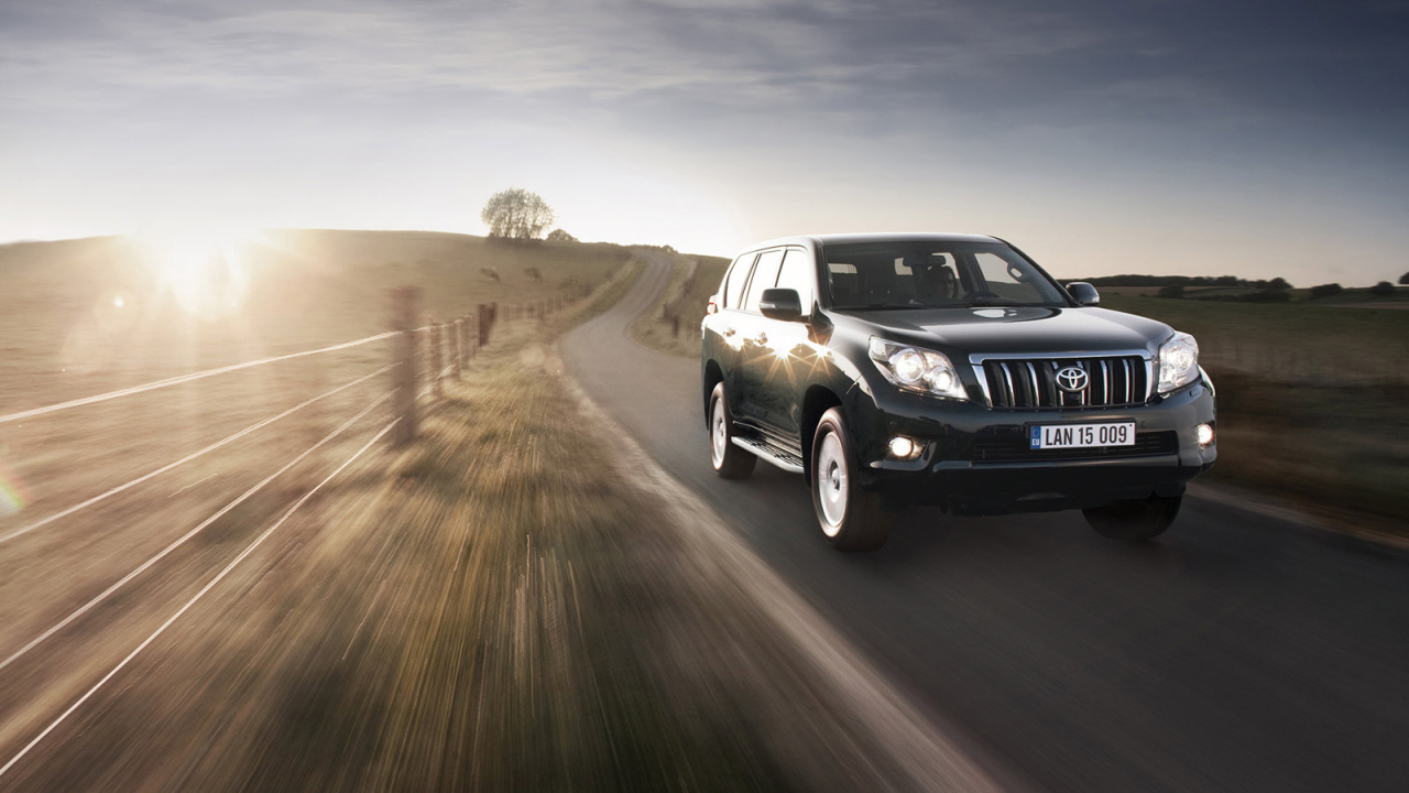 Toyota Land Cruiser на грунтовой дороге