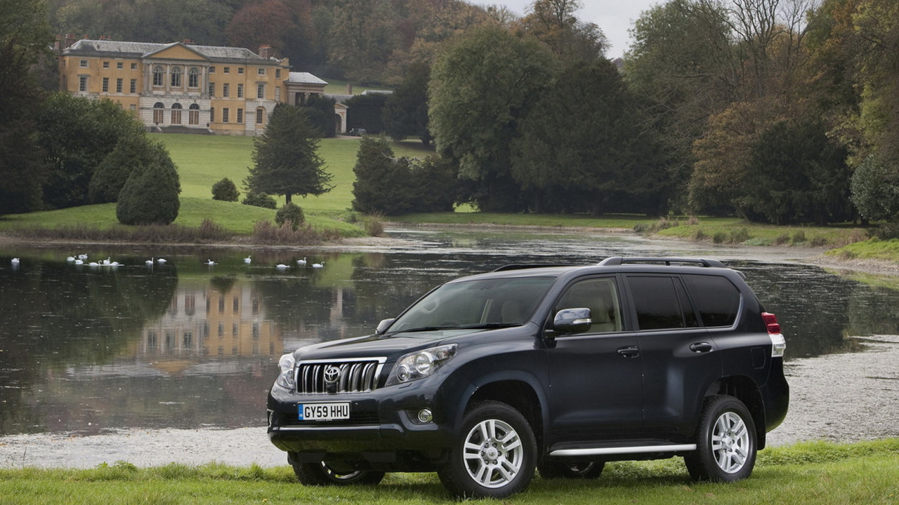 Тойота Ленд Крузер в саду