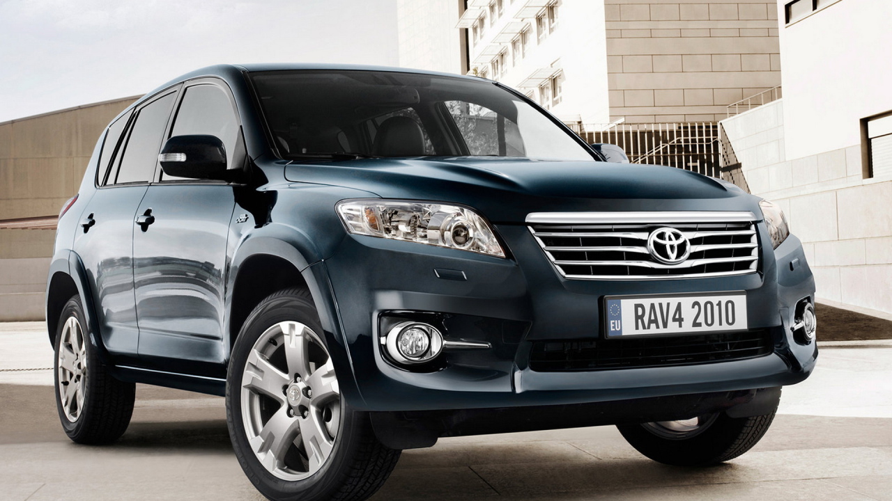 Toyota RAV4 около дома