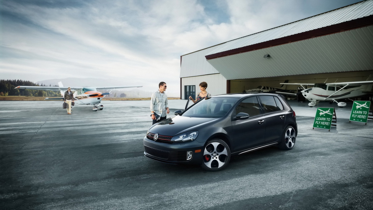 Волксваген Гольф на аэродроме