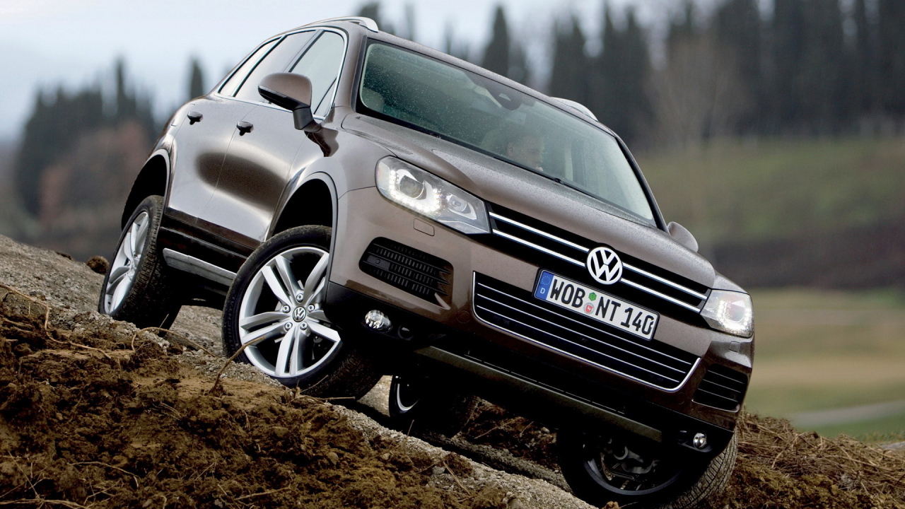 Волксваген Таурег штурмуя бездорожье