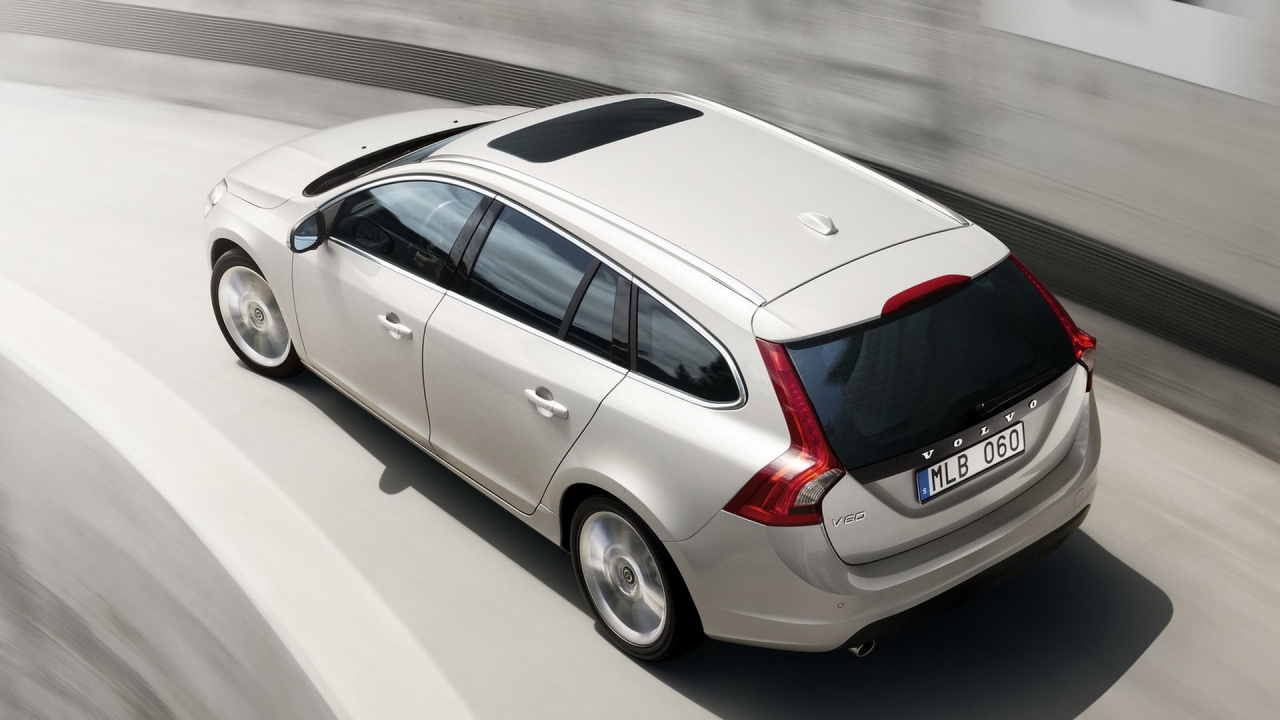 Вольво В60 - автомобиль в движении
